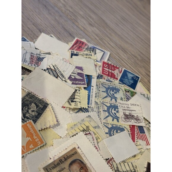 Stamp Collection Assorted USPS Postage 10, 5 Cents Various Vintage Stamps +200 - Picture 3 of 11